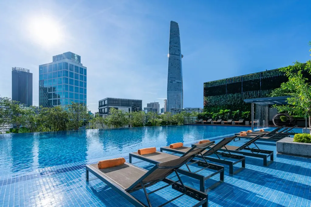 swimming-pool-fusion-saigon-center