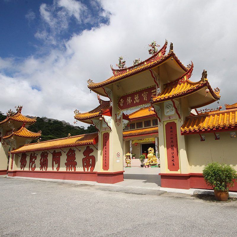 sam-poh-temple-gate-cameron-luxperia