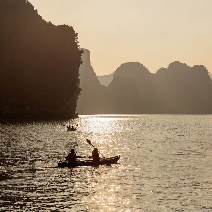 Kayaking in Ao Ech-HALONGBAY-Luxperia