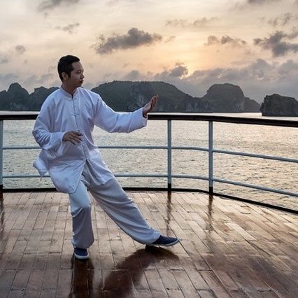 taichiatsunrise-halongbay-luxperia